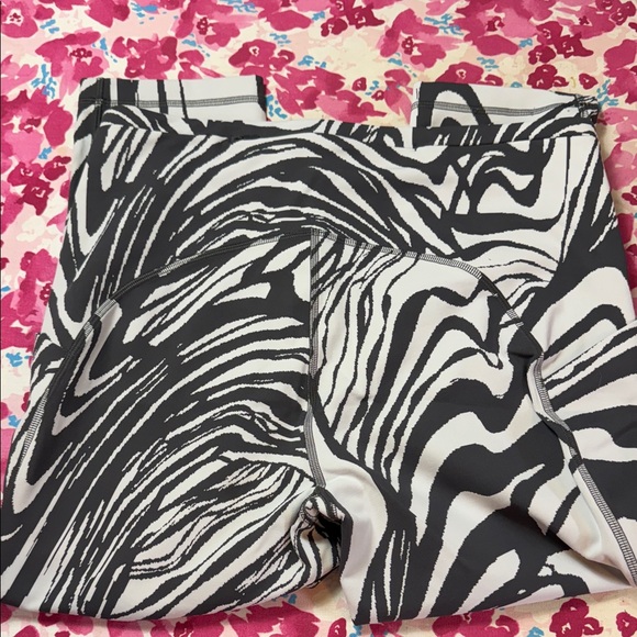 lululemon athletica Black and White Patterned Leggings - Picture 2 of 4